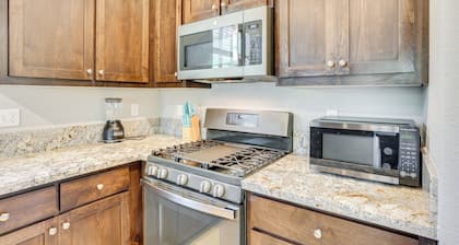 5 Mi to Shasta Lake: Newly Built Home w/ Backyard!