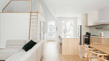 Televisor, llar de foc, llibres i estèreo