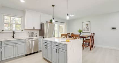 Near Top Attractions: Deck Dining at Severn Home!