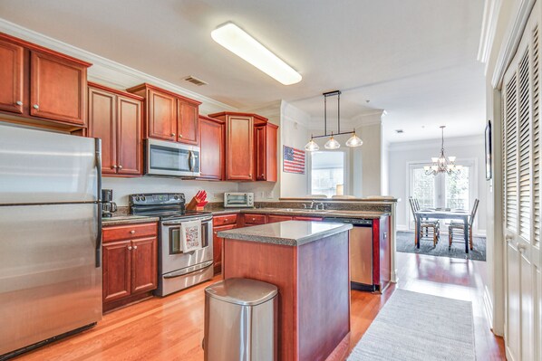 Apartment (2 Bedrooms) | Interior - 1 Mi to Uga: Charming Athens Condo w/ Balconies! (Athens)