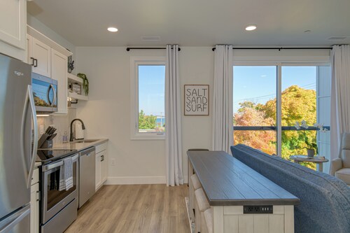 1 Mi to Ski Area: Penthouse Condo in Traverse City