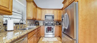 Riverfront Backyard & Grill: Sunrise Family Home