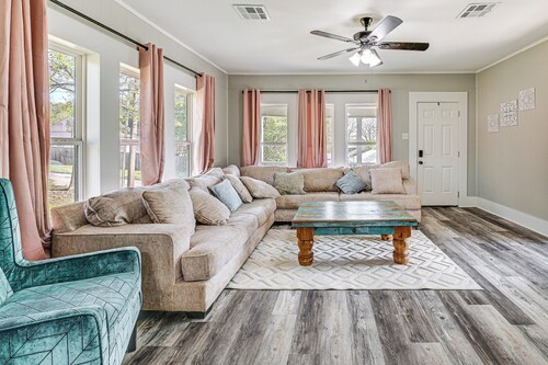 Near Campus & Casino: Family-friendly Durant Home!