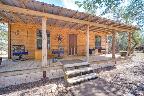 11 Mi to LBJ State Park - Couples Cabin Retreat!