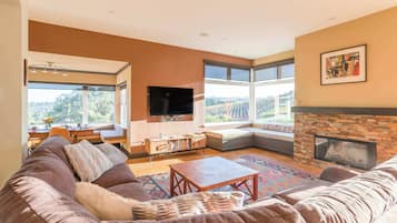 Fernseher, Kamin, Videospiele, BĂŒcher