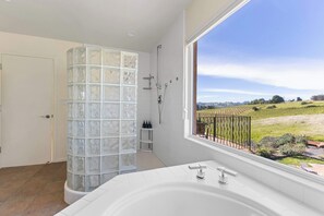 Douche, sèche-cheveux, serviettes fournies