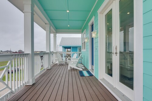 Walk to Ocean: Home w/ Deck in Surfside Beach!