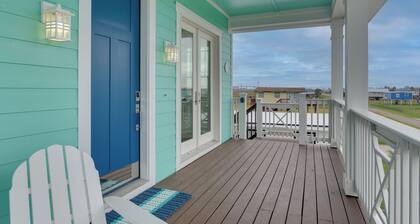 Walk to Ocean: Home w/ Deck in Surfside Beach!