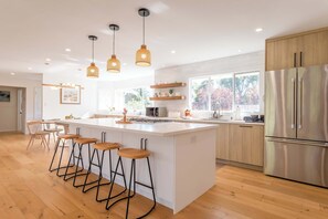 Fridge, microwave, oven, stovetop - Modern Farmhouse on 1 Acre | Steps to Park | w/ Spa (Sebastopol)