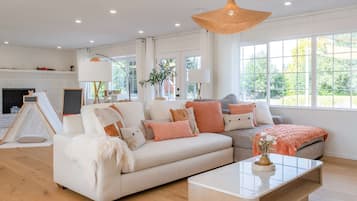 Televisión, libros y oficina