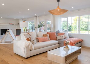 TV, books, offices - Modern Farmhouse on 1 Acre | Steps to Park | w/ Spa (Sebastopol)