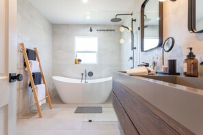 Douche, sèche-cheveux, serviettes fournies