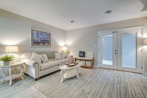 Apartment (2 Bedrooms) | Interior - Walk to Ocean - Townhome w/ Patio in Myrtle Beach! (Myrtle Beach)