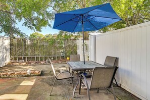 Apartment (2 Bedrooms) | Interior - Walk to Ocean - Townhome w/ Patio in Myrtle Beach! (Myrtle Beach)