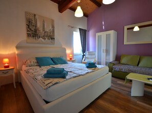 Studio (Studio Apartment with Balcony)