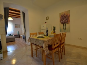 Studio (Studio Apartment with Terrace) | Salle à manger