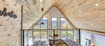 Blue Ridge Mountain-view Cabin w/ Hot Tub & Deck!