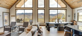 Blue Ridge Mountain-view Cabin w/ Hot Tub & Deck!