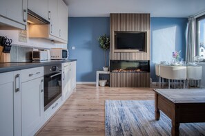 Een microgolfoven, een oven, een kookplaat, een waterkoker