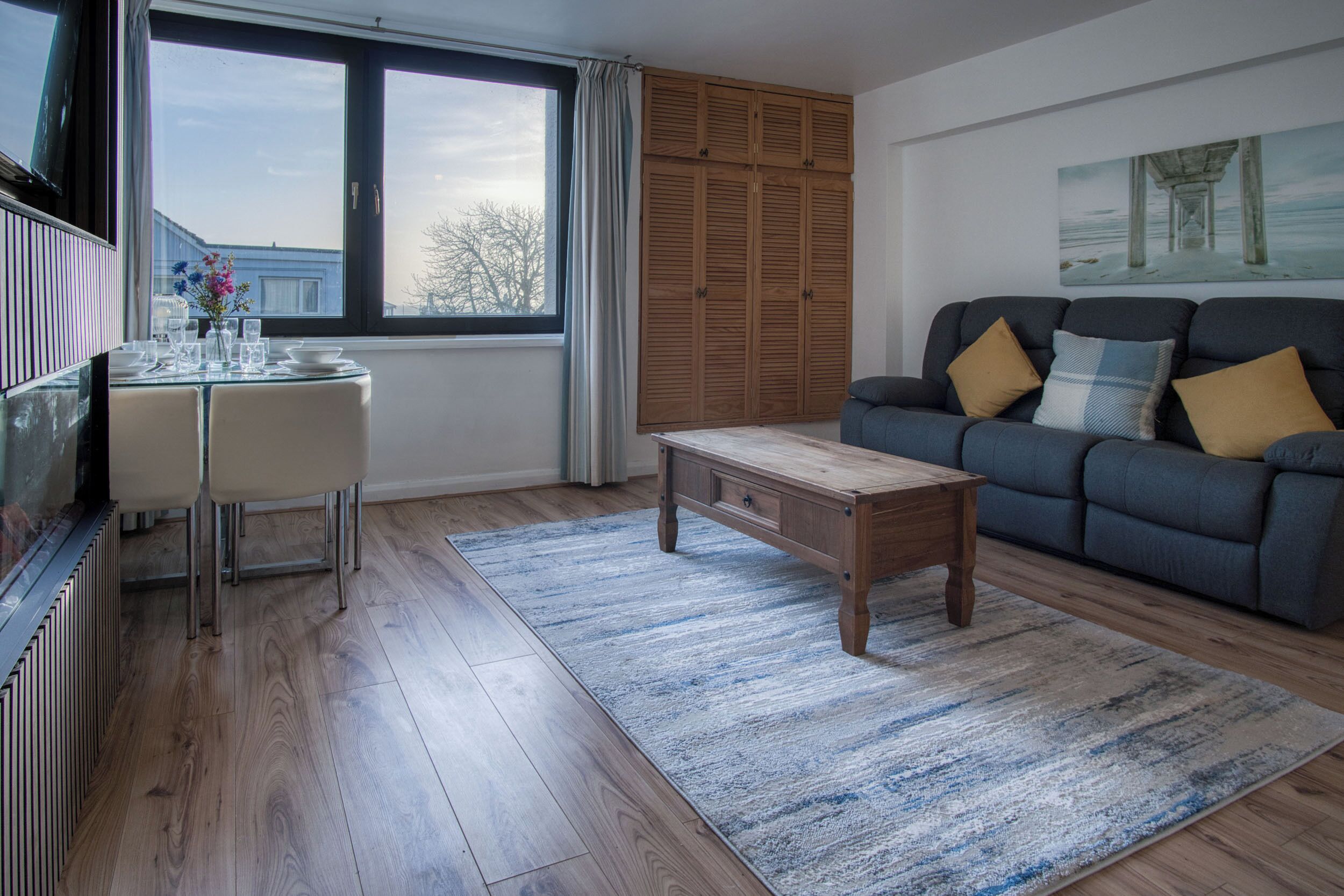 تلفزيون بحجم 32-بوصة يعرض قنوات تلفزيونية باشتراك مدفوع