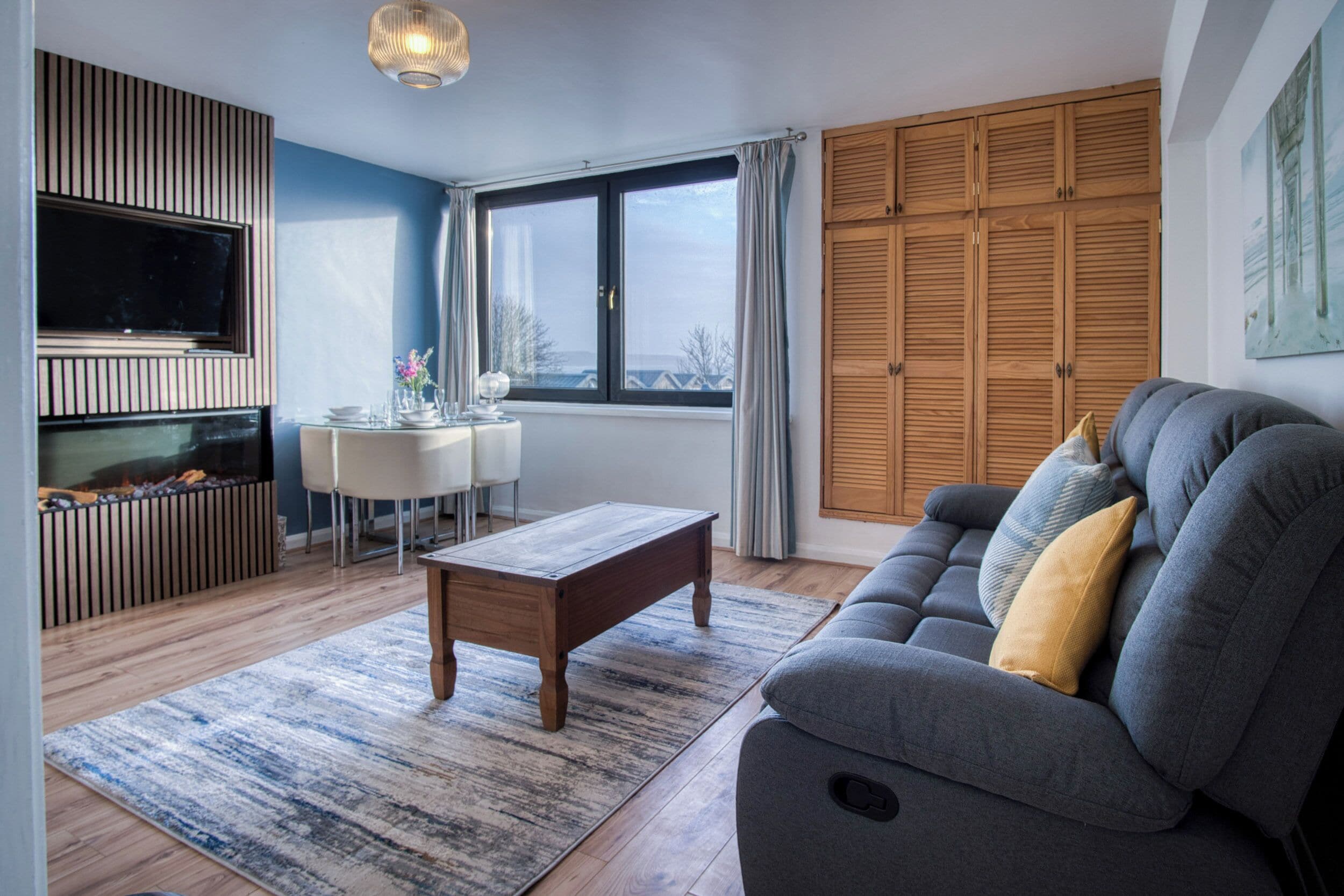 تلفزيون بحجم 32-بوصة يعرض قنوات تلفزيونية باشتراك مدفوع