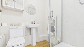 Appartement (1 Bedroom) | Salle de bain | Douche, serviettes fournies