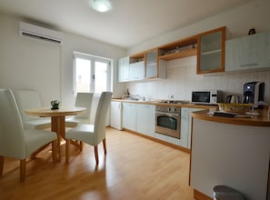 アパートメント (One Bedroom Apartment with Loggia) | 専用キッチン | 冷蔵庫
