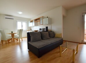 アパートメント (One Bedroom Apartment with Loggia) | リビングルーム | 32 インチの薄型テレビ (衛星放送視聴可)