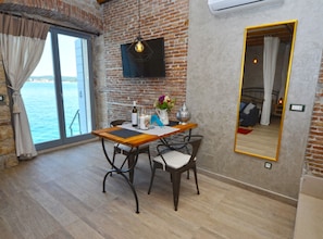 Studio (Studio Apartment with Sea View) | Oppholdsrom | En 32-tommers Flatskjerm-TV med Parabol-TV