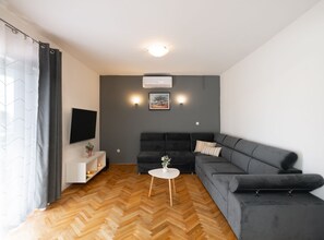 Hus (Three-Bedroom House) | Oppholdsrom | En 32-tommers Flatskjerm-TV med digitale kanaler