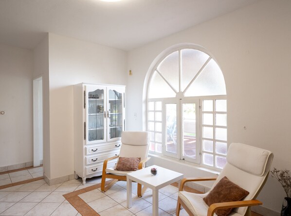 Casa (Three-Bedroom House) | Sala de estar | TV de tela plana 32 polegadas com canais digitais
