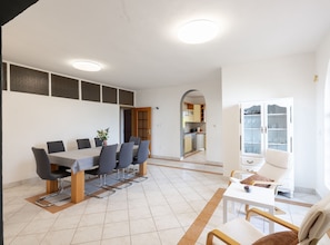 Maison (Three-Bedroom House) | Salle à manger