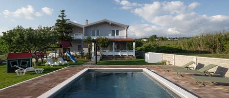 Maison (Three-Bedroom House) | Piscine
