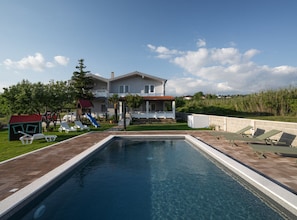 Maison (Three-Bedroom House) | Piscine
