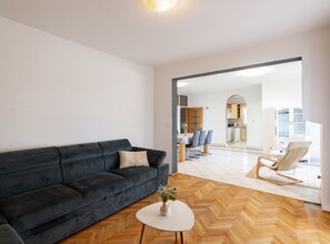 Maison (Three-Bedroom House) | Salle de séjour
