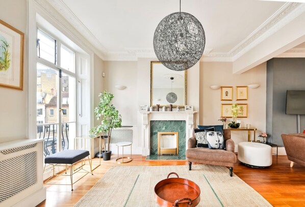 Fireplace - stunning 5 bedrooms house in Chelsea (London)