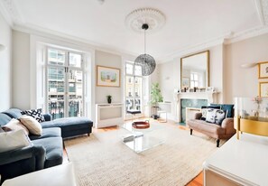 Fireplace - stunning 5 bedrooms house in Chelsea (London)