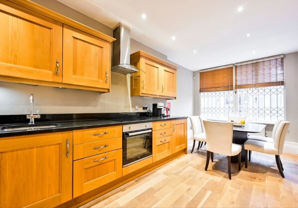 Jääkaappi, mikroaaltouuni, uuni, liesi