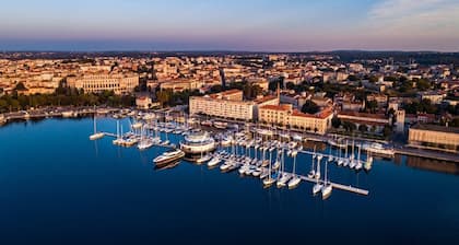 Floating boat and breakfast on the sea in Pula for a vacation out of the ordinary