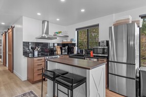 冷蔵庫、電子レンジ、オーブン、コンロ