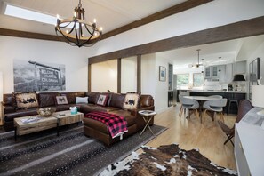 Smart TV, chimenea y libros 