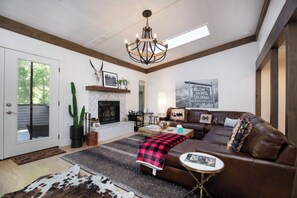 Smart TV, chimenea, libros