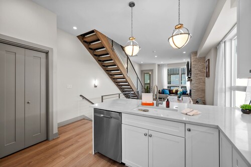 New! Rooftop Deck | Mtn Views | Bluebird Market | Modern Townhome