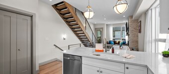 New! Rooftop Deck | Mtn Views | Bluebird Market | Modern Townhome