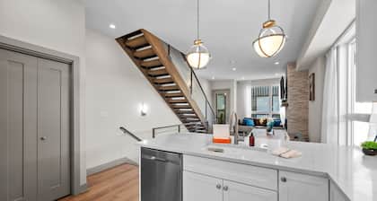 New! Rooftop Deck | Mtn Views | Bluebird Market | Modern Townhome