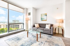 TV, offices - Luxury Apt with Gym Pool (Stamford)