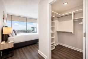 1 bedroom, desk, iron/ironing board, WiFi - Luxury Apt with Gym Pool (Stamford)