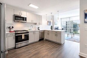 Fridge, microwave, oven, stovetop - Luxury Apt with Gym Pool (Stamford)