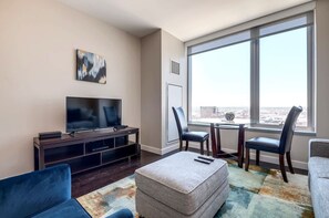 TV, offices - Private Downtown Seaport Apt with Pool (Boston MA)