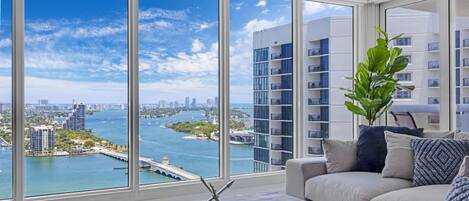 2 bedrooms, desk, Internet